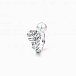 Кольцо эксклюзивное из белого сплава  с жемчугом и бриллиантами в стиле модерн. Вес - от 5 г.
